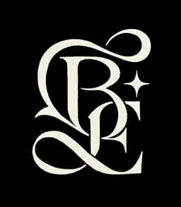 Objets de décoration dans l'esprit des cabinets de curiosités 
Bijoux atypique dans style gothique romantique 
